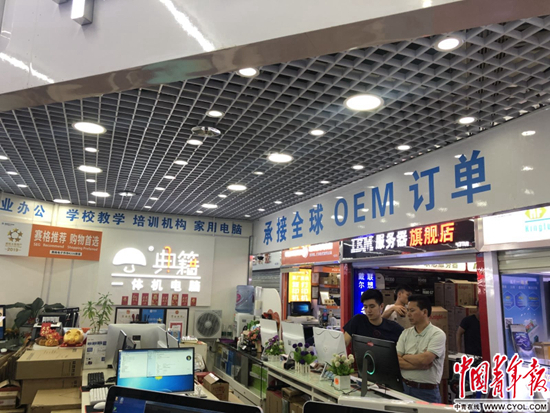　　华强北某电子市场内部 中青报·中青网记者 杨海/摄
