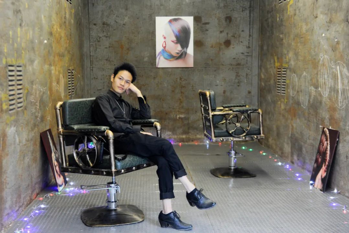 　　2017年12月，“杀马特教父”罗福兴已经剪去了杀马特长发，在广东深圳开一家属于自己的理发店，担负起养家的责任。图/视觉中国