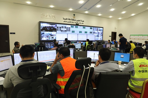 中国铁建管理人员在运营控制中心指挥运营。董立巍 摄