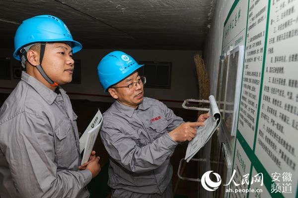 王桥粮库工作人员正在查对账目。张俊 摄