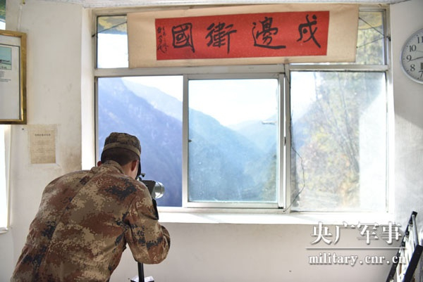 　　吉布哨所官兵坚持观察执勤。 张照杰 摄