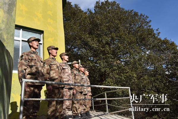 　　哨所的战友。 李国涛 摄