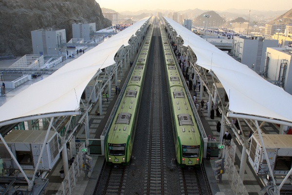 朝觐运营列车驶离加马拉车站。董立巍 摄