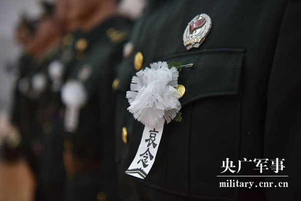 　　官兵深切追悼欧阳叶。王旗红摄