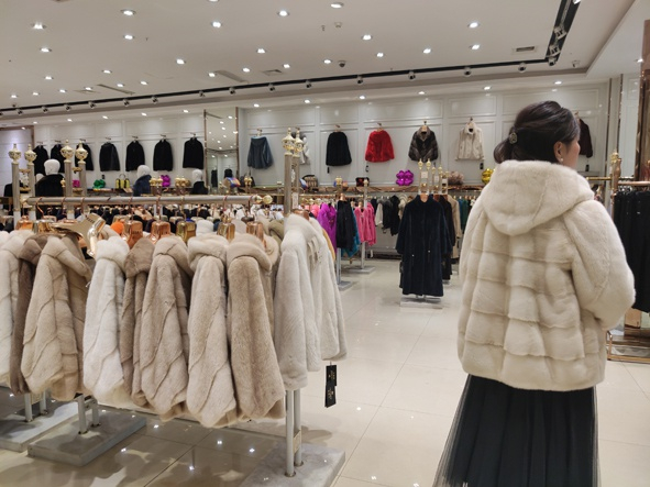 国内某皮革城的貂皮大衣&nbsp;每经记者杜蔚摄