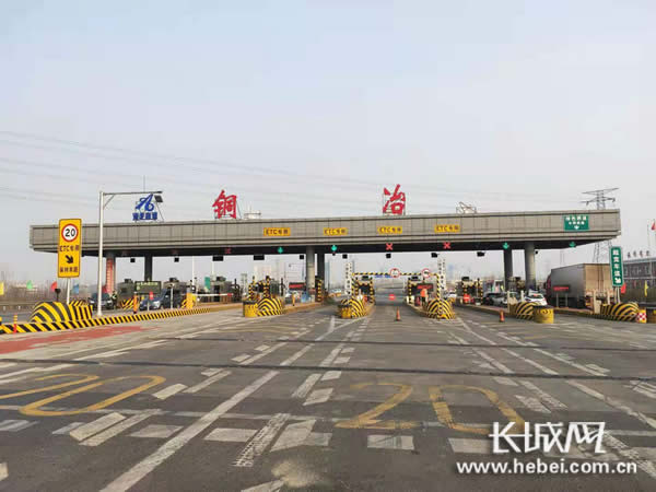 畅通无阻的铜冶收费站。柳玉溪图