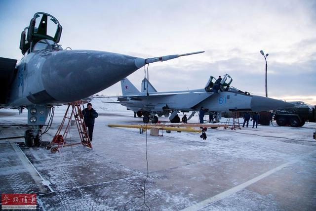 不惧严寒！俄空军两大主力战机巡航北极圈