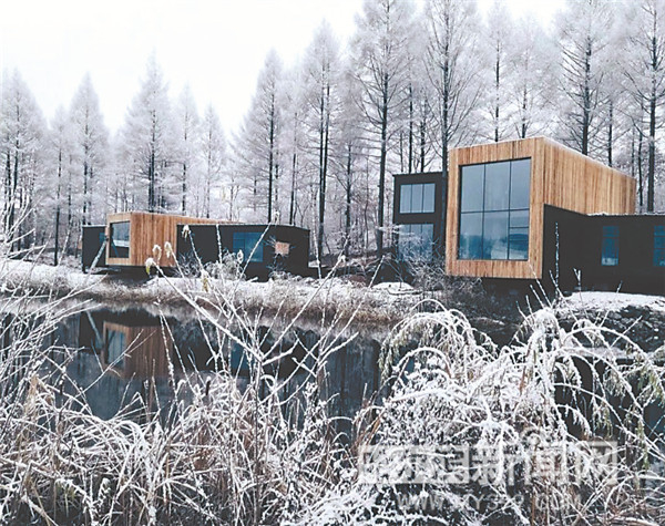 冰雪中独特的金龙山民宿。