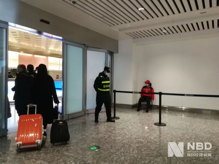 不少天河机场内的工作人员佩戴上了口罩&nbsp;图片来源：每经记者 陈晴 摄