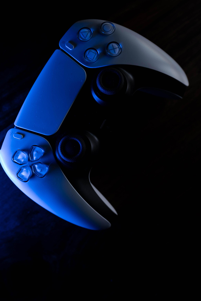 PlayStation 5 新手柄 DualSense。图片来源：Brandon Ruffin/The New York Times