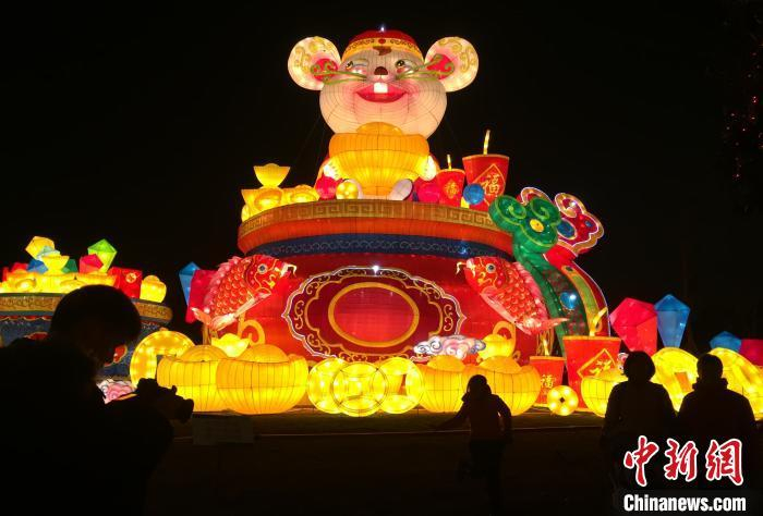 资料图：图为鼠年元素灯组。　俞靖 摄