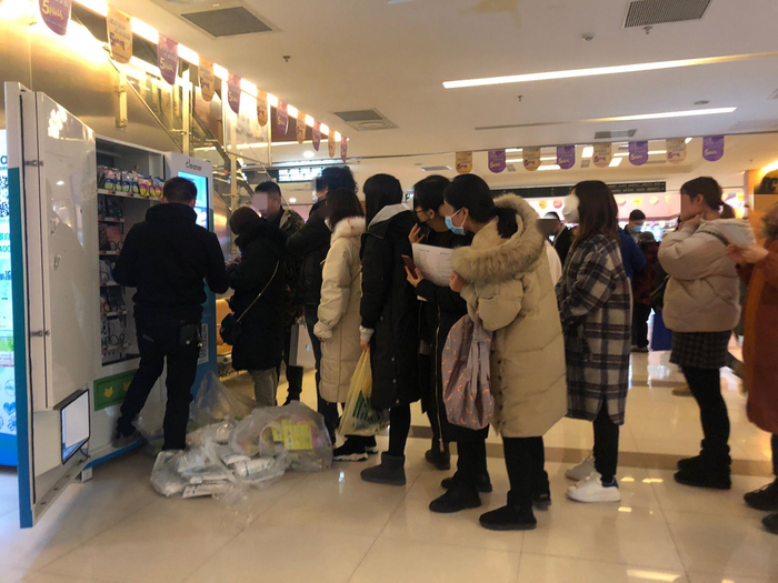 北京清华长庚医院内10余人排队购买口罩。新京报见习记者 吴淋姝 摄