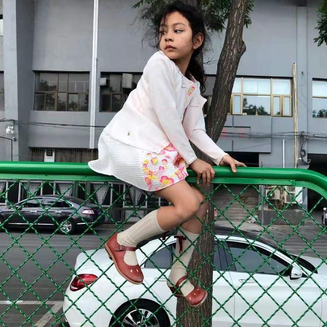 刘烨女儿生日，诺一妹妹穿衣风格多变表情呆萌，8岁颇具艺术气质