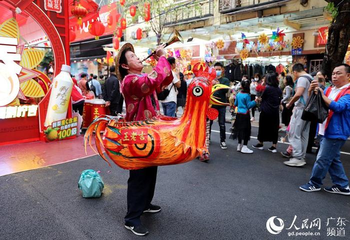 广州迎春花市全面开放 市民行花街过大年