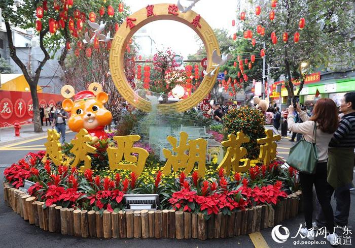 广州迎春花市全面开放 市民行花街过大年