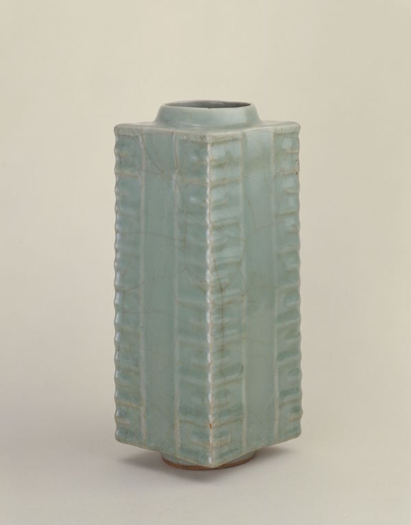 南宋 龙泉窑青瓷琮式瓶 故宫博物院藏