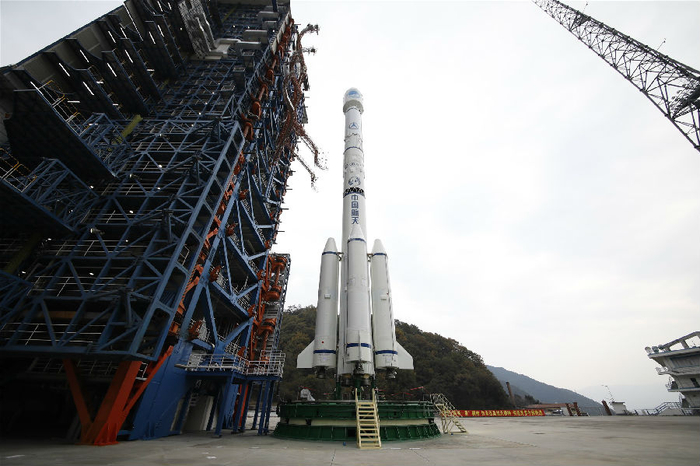 图为矗立在发射塔架的长征三号乙/远征一号运载火箭。 肖国军 摄