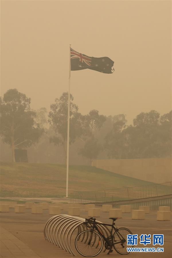  这是1月5日拍摄的被烟霾笼罩的澳大利亚堪培拉。&nbsp; 新华社发（储晨摄）