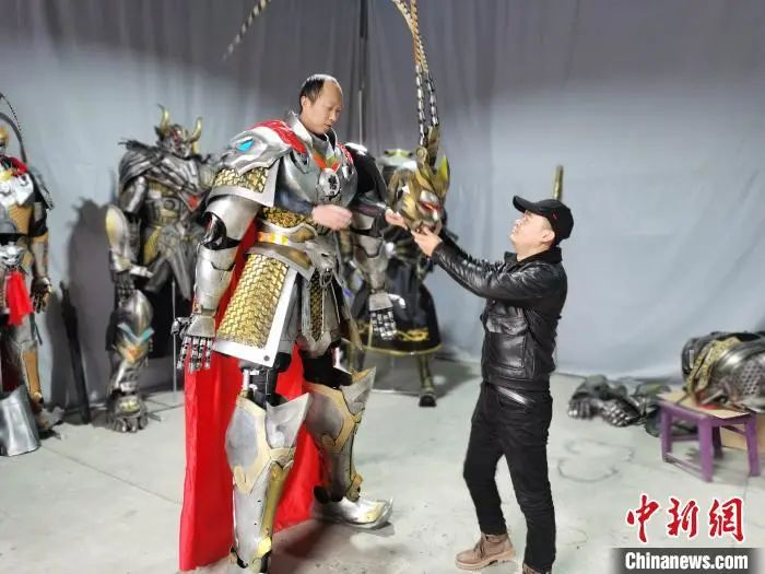 图为机甲设计师尹大江正在试穿机甲。党田野　摄