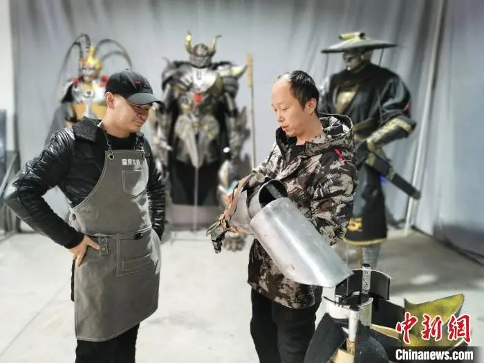 图为机甲设计师尹大江与辛启东正在调试产品。　党田野 摄