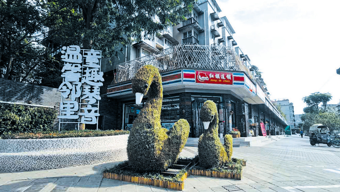 在绿植簇拥下，星科北路上的标牌让人感到十分温馨 摄影部供图