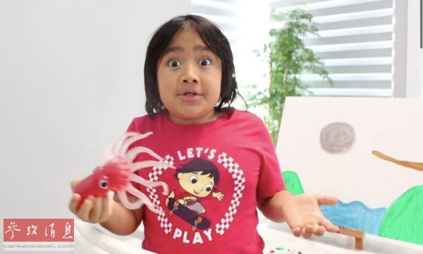 资料图片：瑞安·卡吉在YouTube上测评玩具。（英国《卫报》网站）