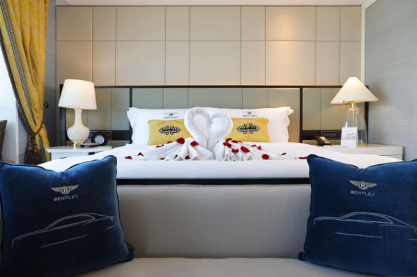 图为康尔馨与宾利上海定制套房