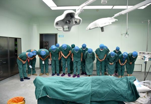 　　2016年9月29日，在安徽省立医院，工作人员向志愿捐献器官的41岁援藏医生赵炬的遗体告别。 新华社资料图