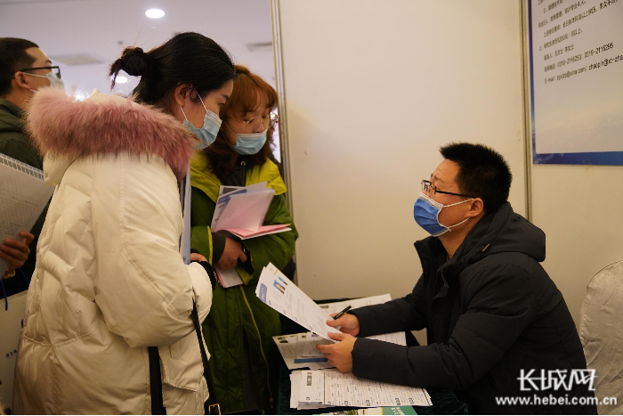 招聘会现场。 长城网记者 齐彦红 摄