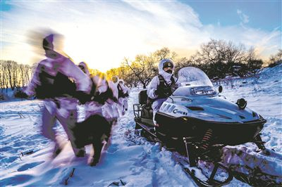 东极哨所官兵组织摩托雪橇和执勤分队进行战术演练。李宝成 摄
