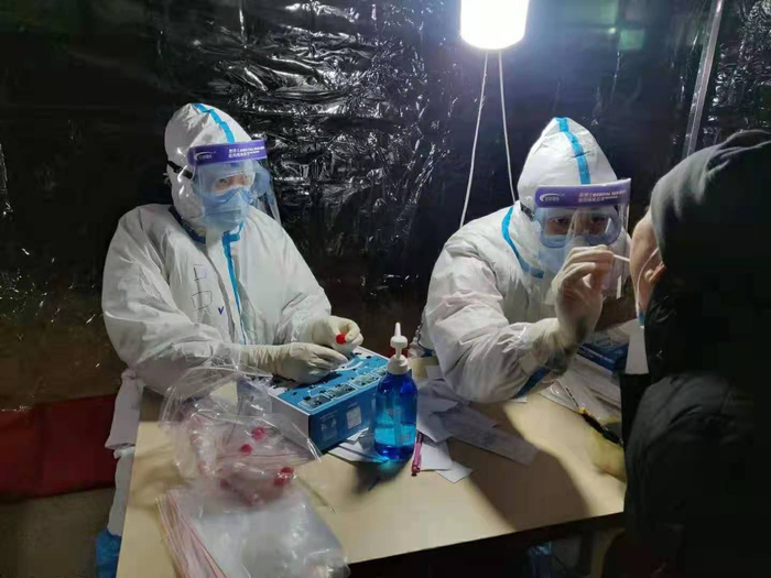 大连医科大学附属第一医院医护人员通宵开展核酸检测工作。大连医科大学附属第一医院供图