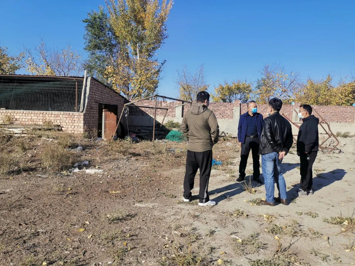 日前，克拉玛依市纪委监委第一片组协作区成立联合检查组，深入重点村场一线、田间地头，对农村乱占耕地建房专项整治工作情况进行实地检查。图为片组协作区成员现场摸排乱占耕地建房问题。虞欣睿 摄