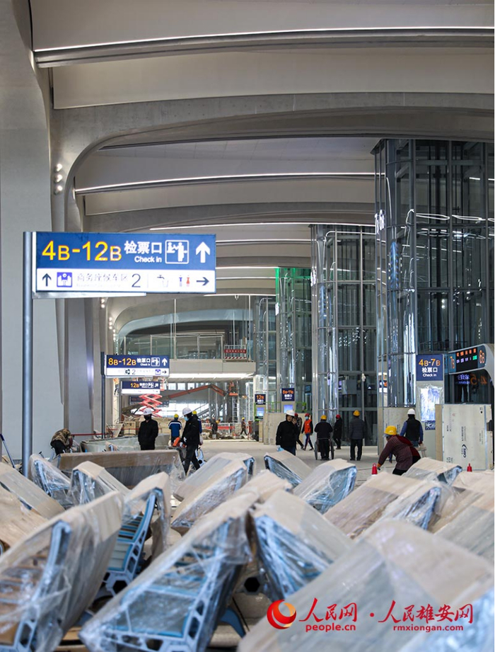 在一层候车厅，工人们正有条不紊地摆放休息椅。李兆民/摄