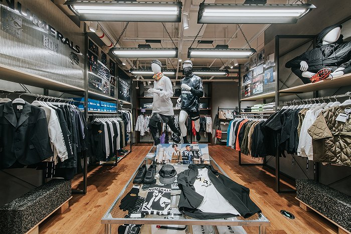 niko and ．．． THE LAB店内男装陈列区。图片来源：niko and ．．．&nbsp;