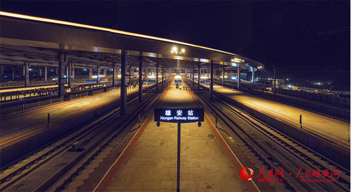 夜幕下的站台一角。任双欢/摄