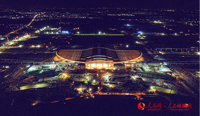 夜幕下的雄安站航拍。任双欢/摄