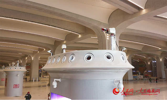 候车厅的岛式空调机组，集消防水箱、水炮、客服、地暖等多功能于一体。张宇彤/摄