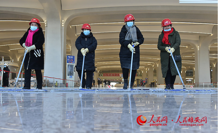 工人正在为月底开通运营作准备。刘向阳/摄
