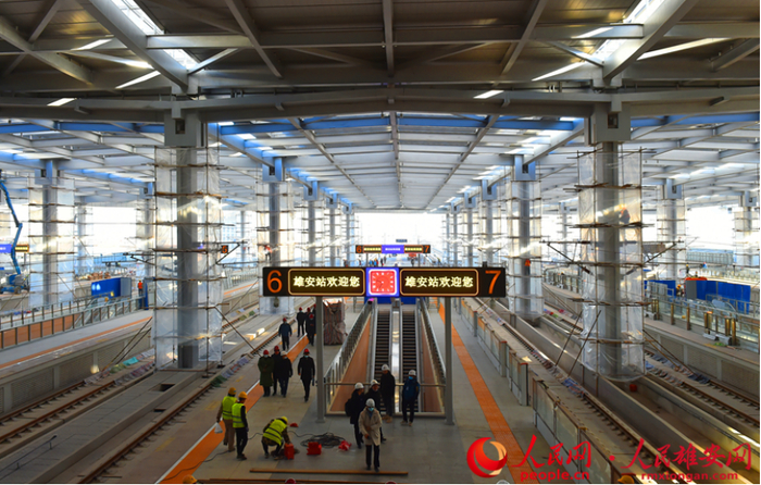 雄安站站台，工人正进行收尾工作。刘向阳/摄