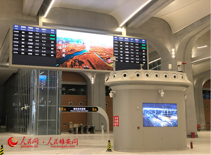 已经悬挂到位的车次信息显示屏。张宇彤/摄