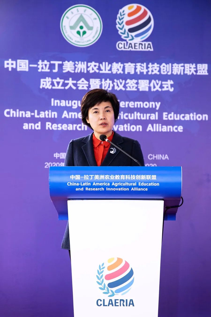 我校校长刘雅红致欢迎辞