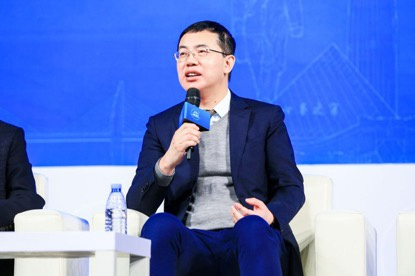 深圳市人民政府副市长艾学峰在参与的高端圆桌论坛环节中发言。