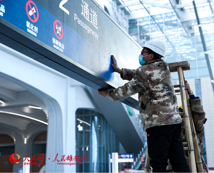 工人在检测安检通道上方的显示屏。李兆民/摄