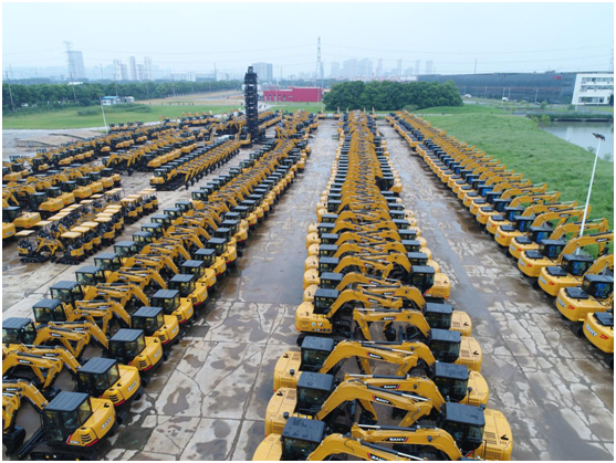 露天堆放场上的大量挖掘机 图片来源：三一重机供图