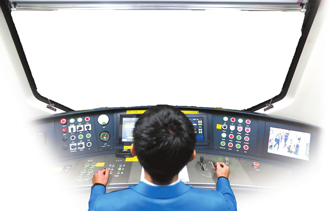 郑州市轨道交通3号线一期列车驾驶室本栏图片均为 记者 聂冬晗 王铮 摄