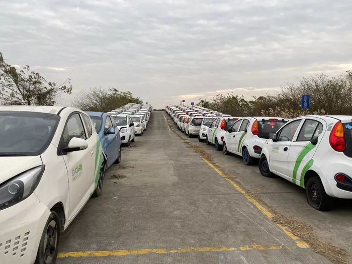 共享新能源汽车“坟场”，图源：网络