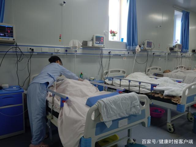 延生托养中心护士在照顾患者，孔天骄摄