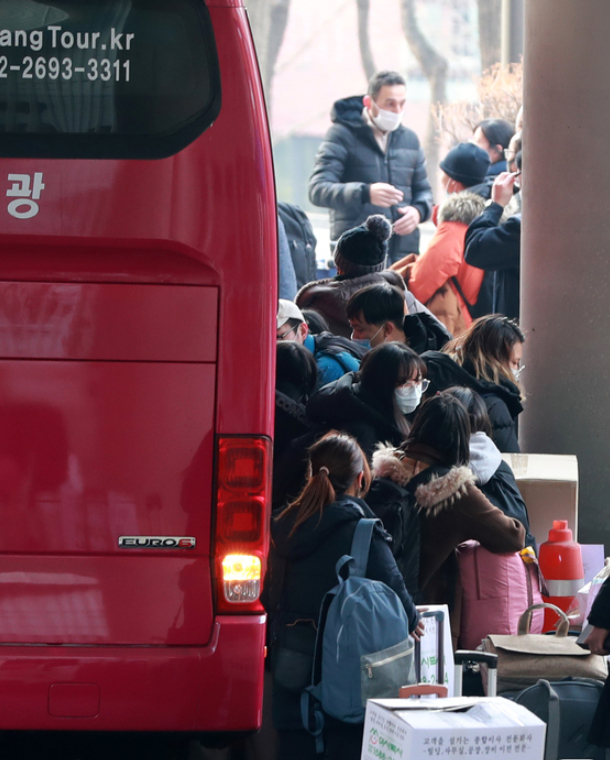 12月22日，首尔市立大学学生从宿舍搬走。（news 1）