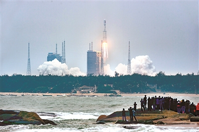 图为12月22日12时37分，我国自主研制的新型中型运载火箭长征八号首次飞行试验，在中国文昌航天发射场顺利实施，火箭飞行正常，试验取得圆满成功。 新华社记者 周佳谊 摄