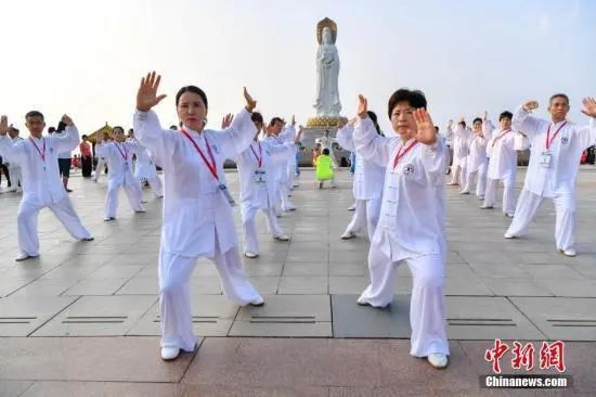 资料图：数百名太极拳爱好者练习太极拳。中新社记者 骆云飞 摄